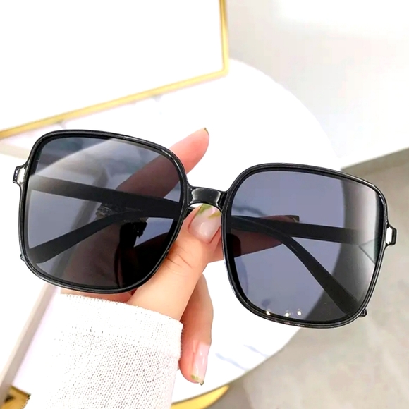 Women's Fashion Sunglasses Black - Picture 1 of 3